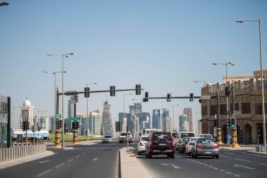 Doha, Katar - 24 Nisan 2022 Doha 'daki trafik ve ufuk çizgisi.