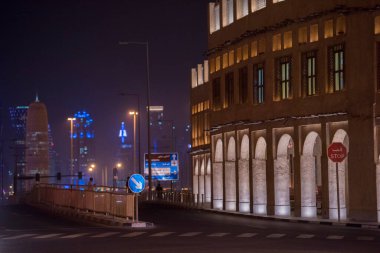 Doha, Katar - 24 Nisan 2022 Doha 'daki trafik ve ufuk çizgisi.