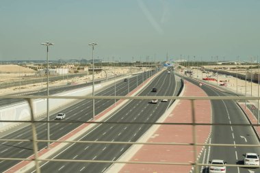 Doha, Katar - 24 Nisan 2022 Doha 'daki trafik ve ufuk çizgisi.
