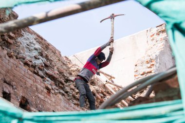 Katmandu, Nepal - 20 Nisan 2022: Patan Durbar Meydanı 'nda meydana gelen büyük bir depremde her yaştan ve cinsiyetten yerli halk yıkılmış eski şehri yeniden inşa etmek için çalışıyor.