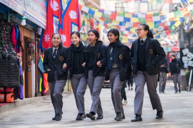 Katmandu, Nepal - 20 Nisan 2022: Katmandu sokaklarında lise üniforması giyen öğrenciler.