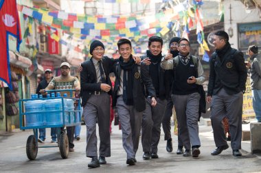 Katmandu, Nepal - 20 Nisan 2022: Katmandu sokaklarında lise üniforması giyen öğrenciler.