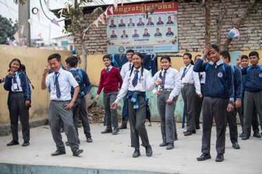 Katmandu, Nepal - 20 Nisan 2022: Katmandu sokaklarında lise üniforması giyen öğrenciler.