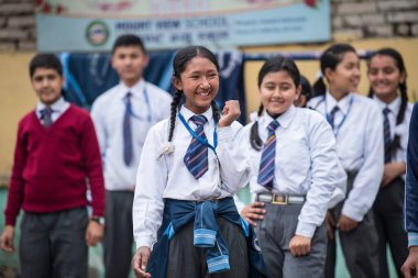 Katmandu, Nepal - 20 Nisan 2022: Katmandu sokaklarında lise üniforması giyen öğrenciler.