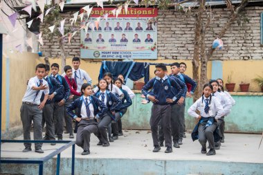 Katmandu, Nepal - 20 Nisan 2022: Katmandu sokaklarında lise üniforması giyen öğrenciler.