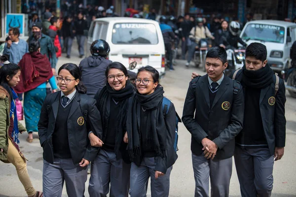 2022 카트만두 거리에서 교복을 고등학생들 — 스톡 사진