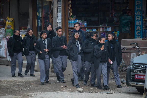 Katmandú Nepal Abril 2022 Estudiantes Secundaria Vestidos Con Uniformes Escolares —  Fotos de Stock