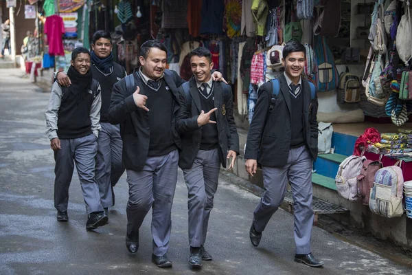 2022 카트만두 거리에서 교복을 고등학생들 — 스톡 사진