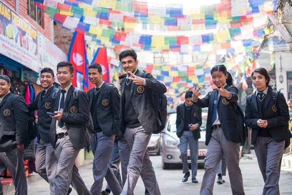 Káthmándú Nepál Dubna 2022 Středoškoláci Oblečeni Školních Uniformách Ulicích Káthmándú — Stock fotografie