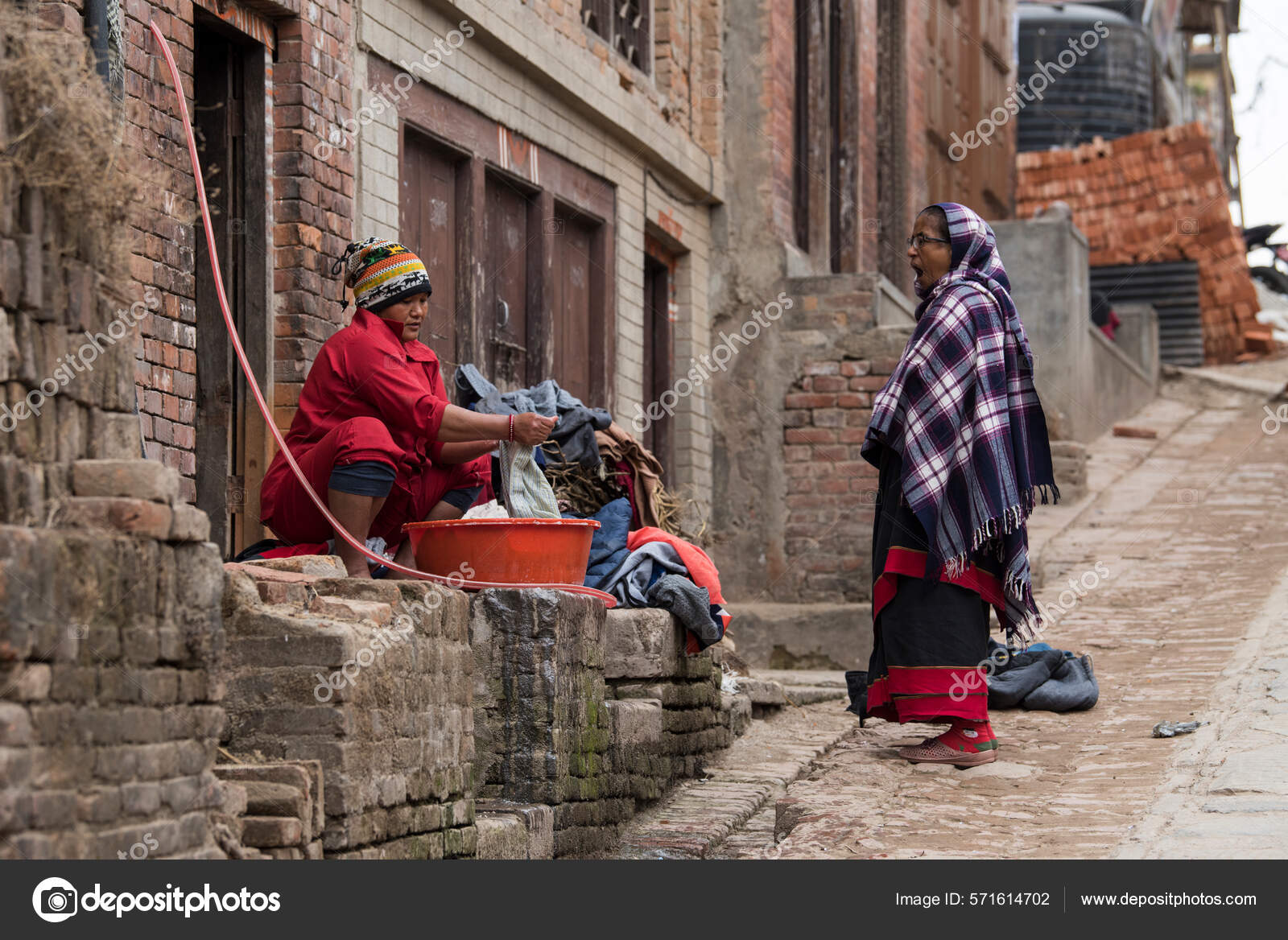 Katmand Nepal Abril 2022 Las Mujeres Lavan Ropa Los Platos Foto
