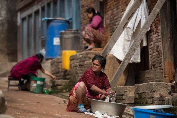 Katmandu Nepal April 2022 Kvinnor Tvättar Kläder Och Rätter Gatorna — Stockfoto