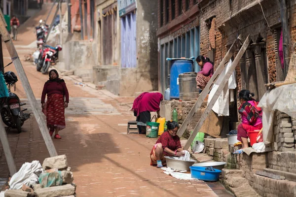 Kathmandu Nepale Aprile 2022 Donne Lavano Vestiti Piatti Strade Patan — Foto Stock