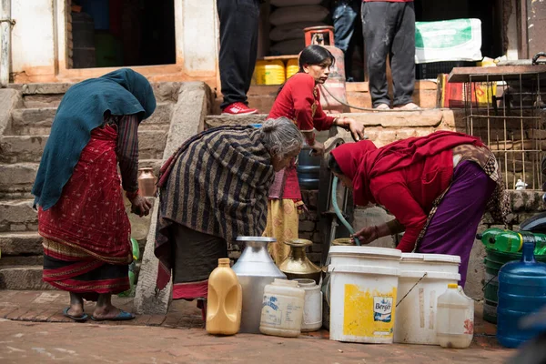 Katmandu Nepal April 2022 Kvinnor Tvättar Kläder Och Rätter Gatorna — Stockfoto