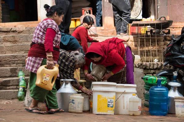 Katmandu Nepal April 2022 Kvinnor Tvättar Kläder Och Rätter Gatorna — Stockfoto