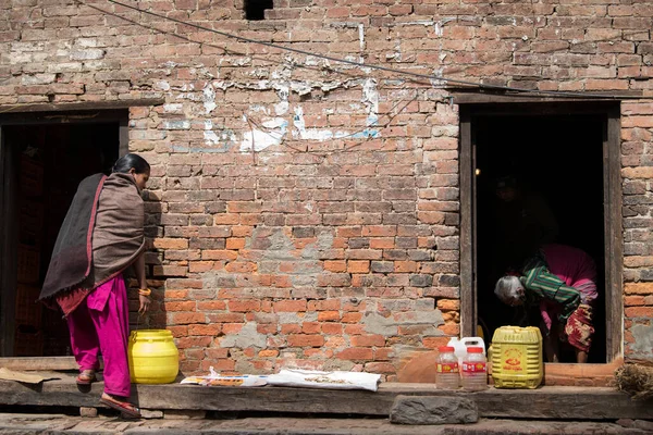 Kathmandu Nepale Aprile 2022 Donne Lavano Vestiti Piatti Strade Patan — Foto Stock