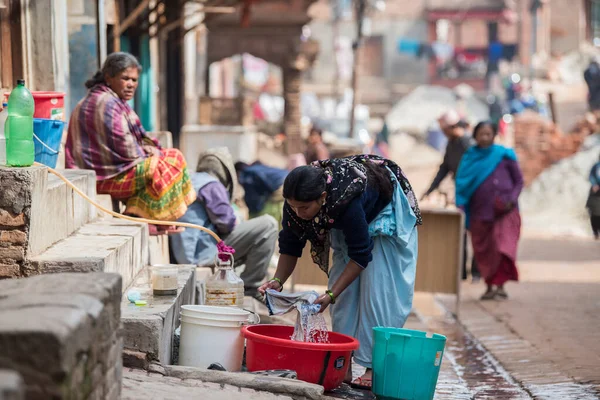 Katmandu Nepal Nisan 2022 Kadınlar Patan Durbar Meydanı Sokaklarında Çamaşır — Stok fotoğraf