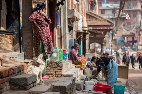 Katmandu Nepal Nisan 2022 Kadınlar Patan Durbar Meydanı Sokaklarında Çamaşır — Stok fotoğraf