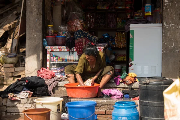 Katmandu Nepal April 2022 Kvinnor Tvättar Kläder Och Rätter Gatorna — Stockfoto