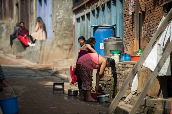 Katmandu Nepal April 2022 Kvinnor Tvättar Kläder Och Rätter Gatorna — Stockfoto