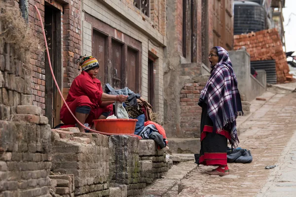 Katmandu Nepal April 2022 Kvinnor Tvättar Kläder Och Rätter Gatorna — Stockfoto