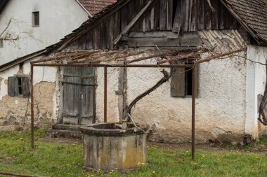 Hırvatistan, Mayıs 01.2022: Kırsal kesimde su çekmek için.