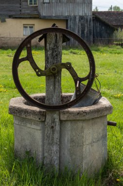 Hırvatistan, Mayıs 01.2022: Kırsal kesimde su çekmek için.