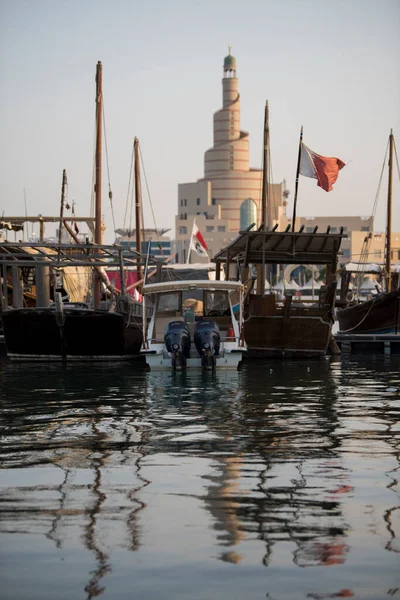 Doha Qatar April 2022 Traditionele Boten Genaamd Dhows Zijn Verankerd — Stockfoto