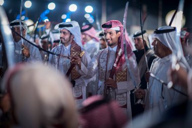 Doha, Katar, Aralık-18.2017: Darb Al Saai sahasında yapılan kılıç dansı, Katar Ulusal Günü 'nü kılıçlarla dans geleneğini sürdüren yerel halkla kutlamak için düzenlendi..