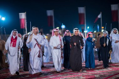 Doha, Katar, Aralık-18.2017: Darb Al Saai sahasında yapılan kılıç dansı, Katar Ulusal Günü 'nü kılıçlarla dans geleneğini sürdüren yerel halkla kutlamak için düzenlendi..
