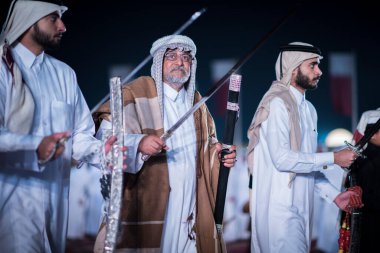 Doha, Katar, Aralık-18.2017: Darb Al Saai sahasında yapılan kılıç dansı, Katar Ulusal Günü 'nü kılıçlarla dans geleneğini sürdüren yerel halkla kutlamak için düzenlendi..