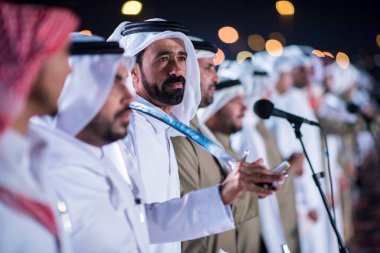 Doha, Katar, Aralık-18.2017: Darb Al Saai sahasında yapılan kılıç dansı, Katar Ulusal Günü 'nü kılıçlarla dans geleneğini sürdüren yerel halkla kutlamak için düzenlendi..