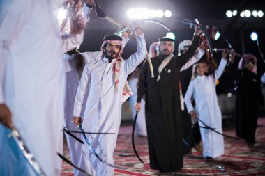 Doha, Katar, Aralık-18.2017: Darb Al Saai sahasında yapılan kılıç dansı, Katar Ulusal Günü 'nü kılıçlarla dans geleneğini sürdüren yerel halkla kutlamak için düzenlendi..