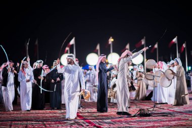 Doha, Katar, Aralık-18.2017: Darb Al Saai sahasında yapılan kılıç dansı, Katar Ulusal Günü 'nü kılıçlarla dans geleneğini sürdüren yerel halkla kutlamak için düzenlendi..