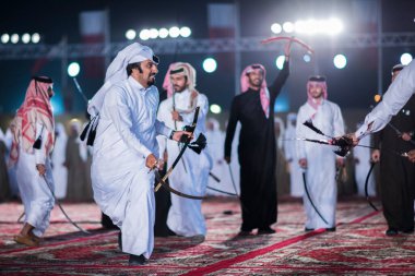Doha, Katar, Aralık-18.2017: Darb Al Saai sahasında yapılan kılıç dansı, Katar Ulusal Günü 'nü kılıçlarla dans geleneğini sürdüren yerel halkla kutlamak için düzenlendi..