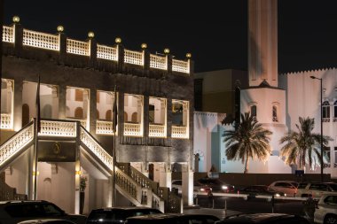 Doha, Katar, 5 Mayıs 2022: Geleneksel Arap tarzıyla süslenmiş ahşap ve çamurdan yapılmış geleneksel Arap binası.