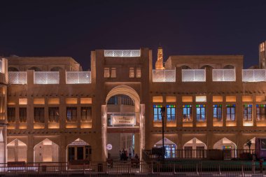 Doha, Katar, 5 Mayıs 2022: Geleneksel Arap tarzıyla süslenmiş ahşap ve çamurdan yapılmış geleneksel Arap binası.