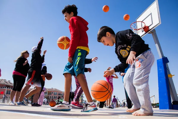 カタール ドーハ2016年2月14日 地元の人々はドーハの真珠島で開催されたカタール国立スポーツデーのイベントでバスケットボールを楽しむ — ストック写真