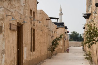 Doha, Katar-20 Nisan 2022: Al Wakrah Pazarı geleneksel Arap mimari tarzında inşa edilmiştir.
