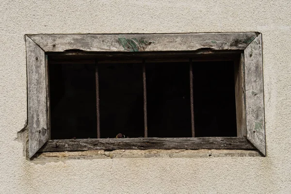 Hırvatistan, 20 Ekim 2022: Kırsal kesimin kırsal kesimindeki ev duvarının kırsal tarzı.