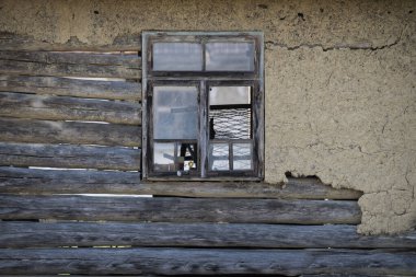 Hırvatistan, 20 Ekim 2022: Eski ahşap evde çamur ve saman cephesi.