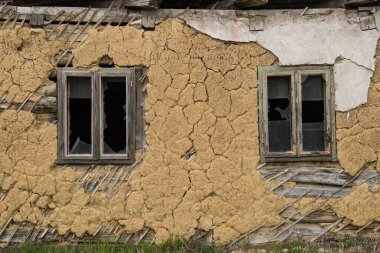 Hırvatistan, 20 Ekim 2022: Eski ahşap evde çamur ve saman cephesi.