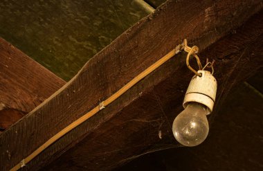 Tavan arasında eski elektrik tesisatı