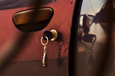 Anahtarlar arabanın kapısında.