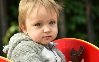 Parkta salıncakta sallanan bir çocuk