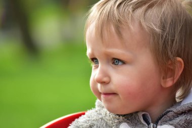 Parkta salıncakta sallanan bir çocuk