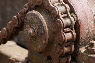 Hurdalıkta eski paslı zincir