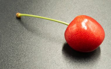 Koyu bir arka planda çekilmiş taze kiraz.