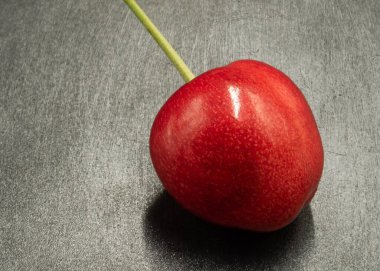 Koyu bir arka planda çekilmiş taze kiraz.