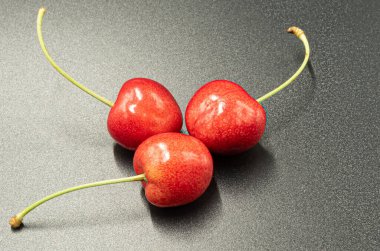 Koyu bir arka planda çekilmiş taze kırmızı kiraz.