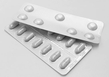 Siyah-beyaz ilaç ve vitamin yaprağı.